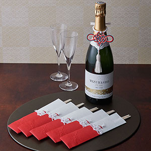 鶴の祝い箸とボトル飾り