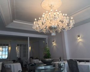 シックなパリのレストラン店内